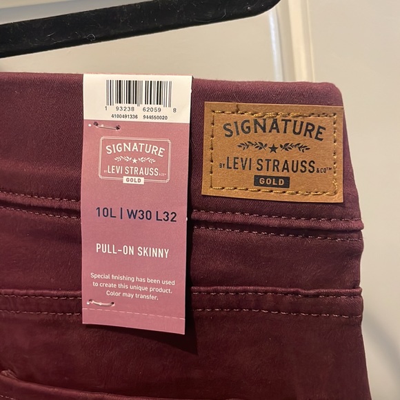 NWT Women's Signature Levi Strauss Jeans Burgundy Totally Shaping 10L 30W x 32L - Picture 8 of 11
